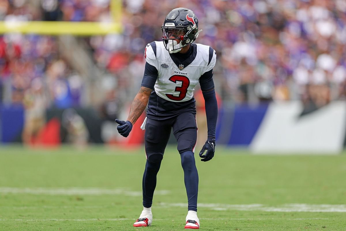 Texans' Tank Dell hospitalized with 'significant' knee injury - ESPN